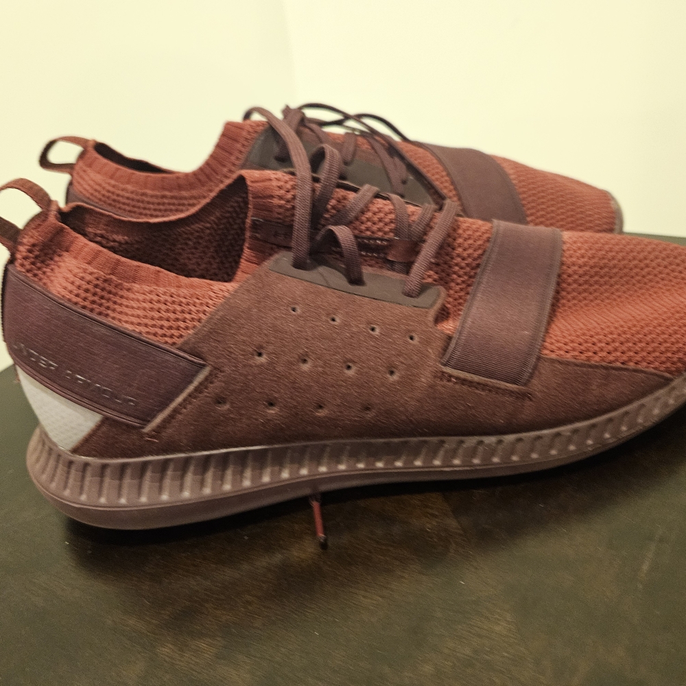 Under Armour Men's Maroon Sneakers